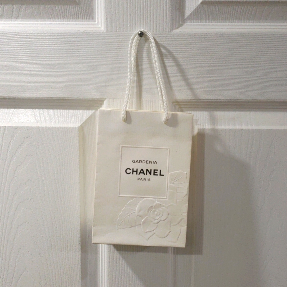 CHANEL Paris White Paper Gift Shopping Bag, Luxury Women - Sized 5.5x8x2.25-inch